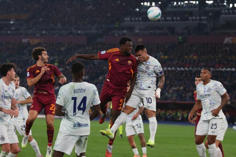 N'Dicka colpisce di testa contro l'Inter