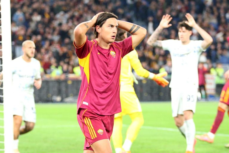 Paulo Dybala si dispera contro l'Inter