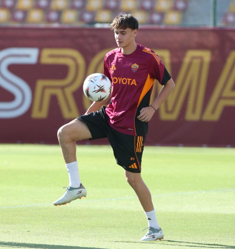 Niccolò Pisilli in allenamento a Trigoria