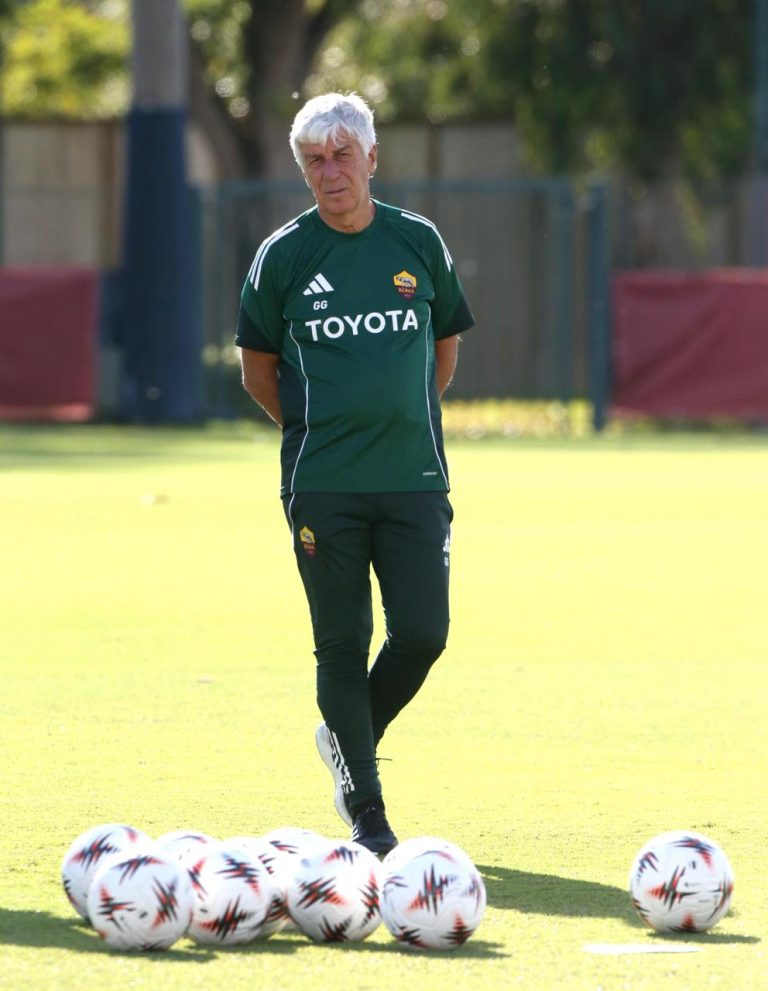 Gasperini durante l'allenamento a Trigoria