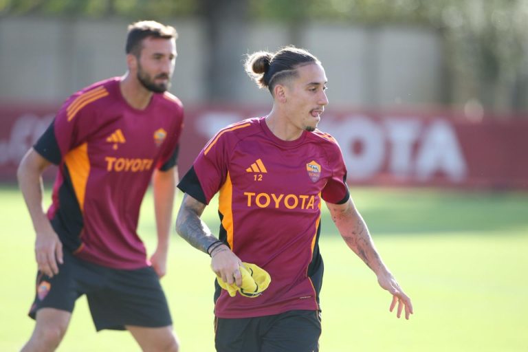 Tsimikas in allenamento a Trigoria