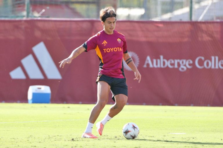Paulo Dybala in allenamento a Trigoria