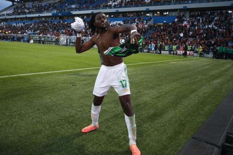 Manu Koné lancia la maglia nel settore ospiti dopo la vittoria con il Sassuolo