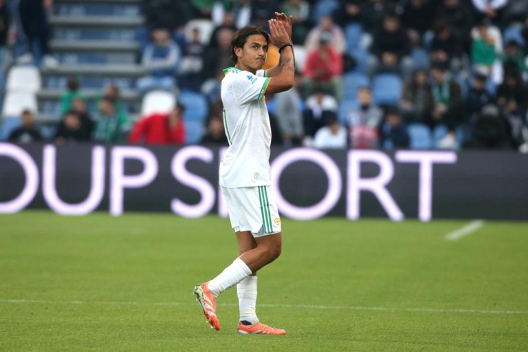 Dybala saluta i tifosi giallorossi mentre lascia il campo