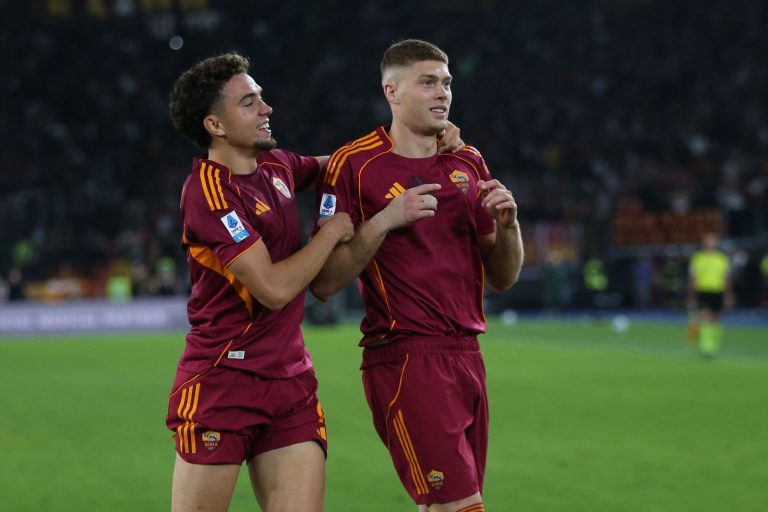 El Aynaoui esulta con Dovbyk dopo il gol del 2-0